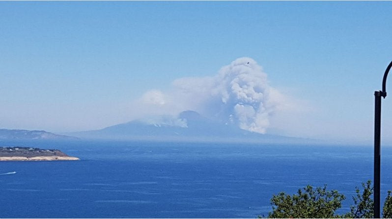 Εντυπωσιακό σύννεφο καπνού θυμίζει άγριο ανθρώπινο πρόσωπο! (βίντεο)